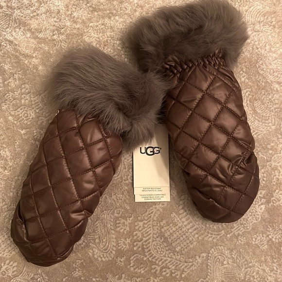 Brand New UGG Quilted All Weather Touchscreen Mittens Leather Palm Real Fur Cuff - Picture 3 of 16